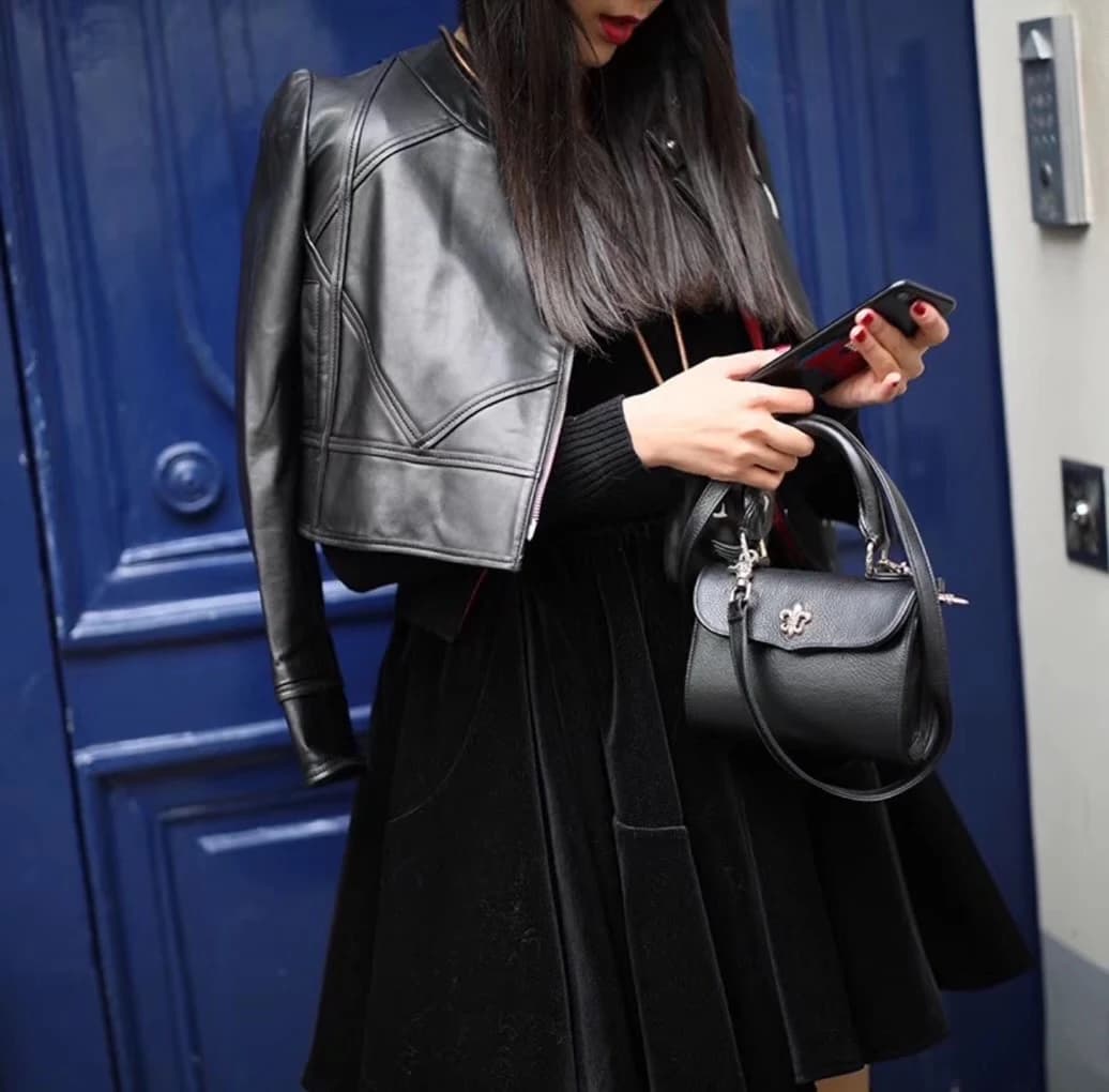 Фирменный серебряный логотип Chrome Hearts на сумке
