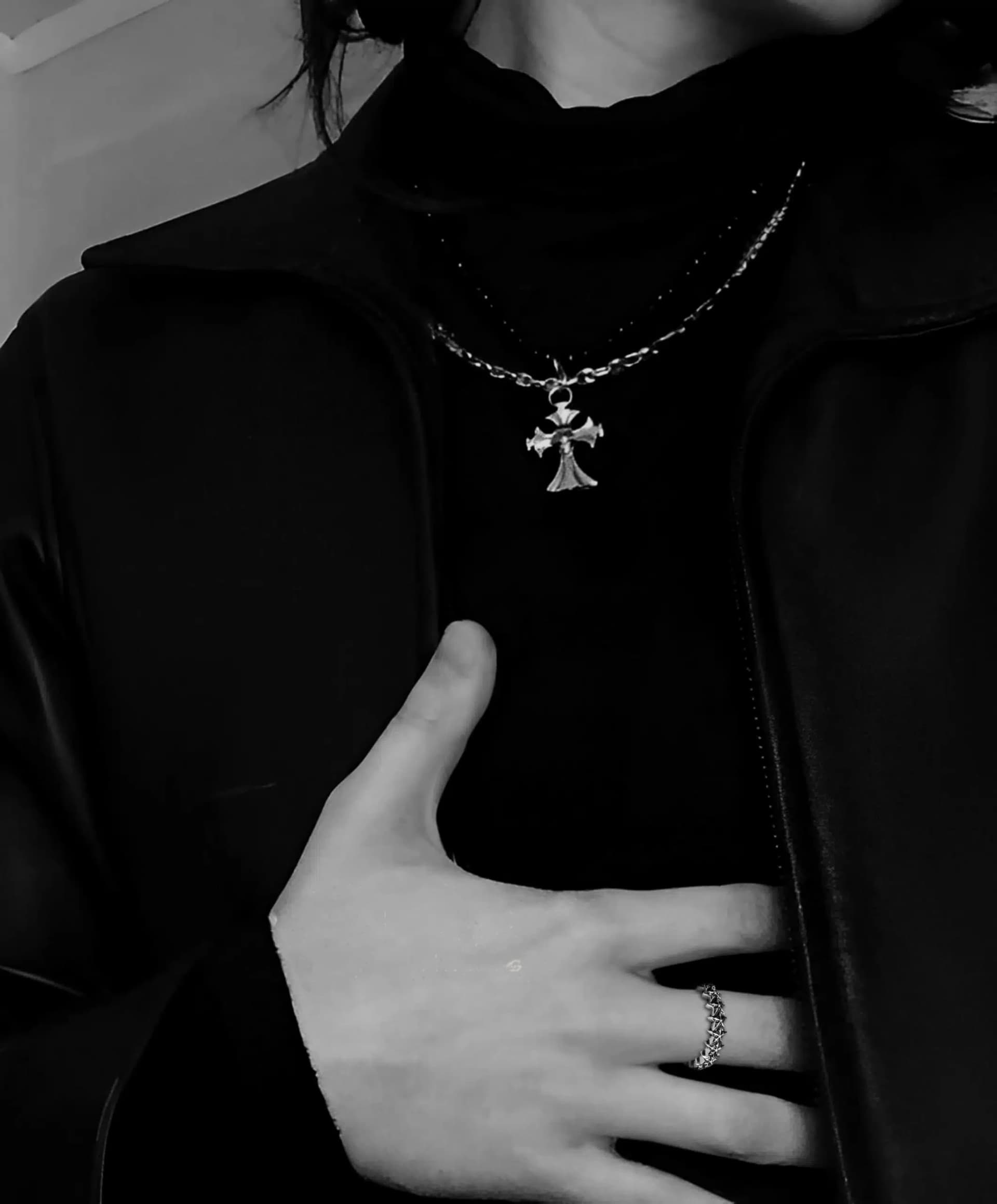 Крупный план гравировки Chrome Hearts внутри кольца