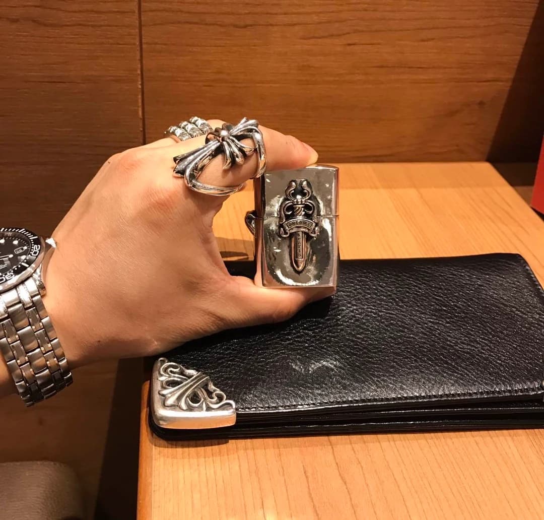 Серебряный декор на черной коже крупно