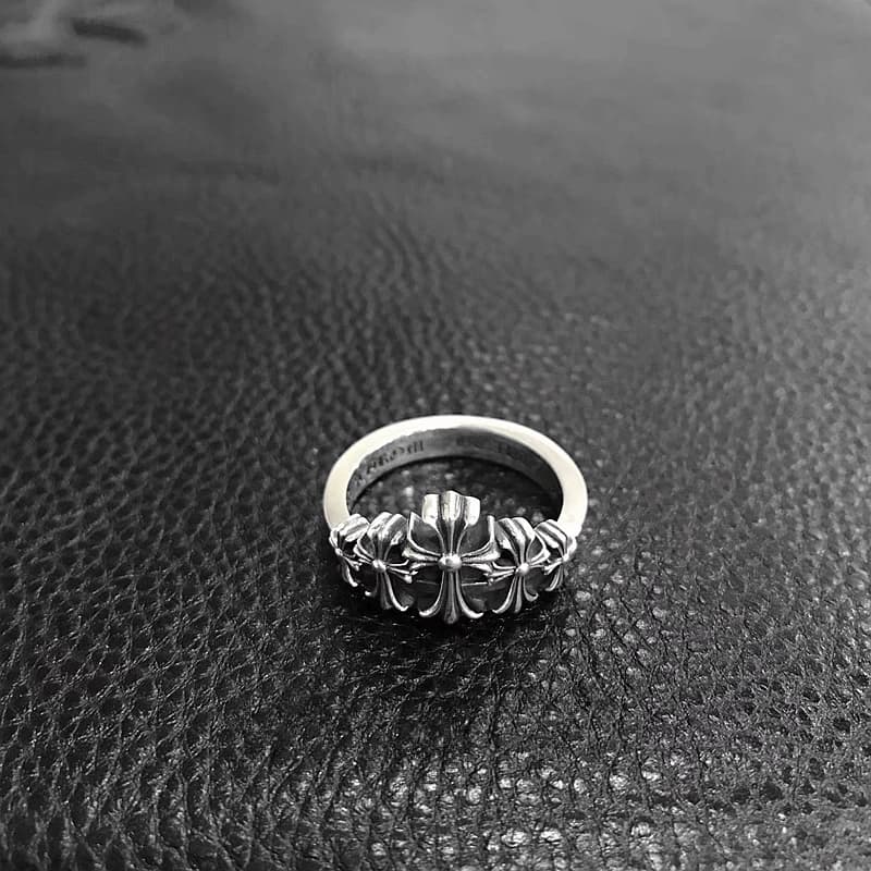 Серебряное кольцо Cross Crown на чёрной зернистой коже, вид сверху