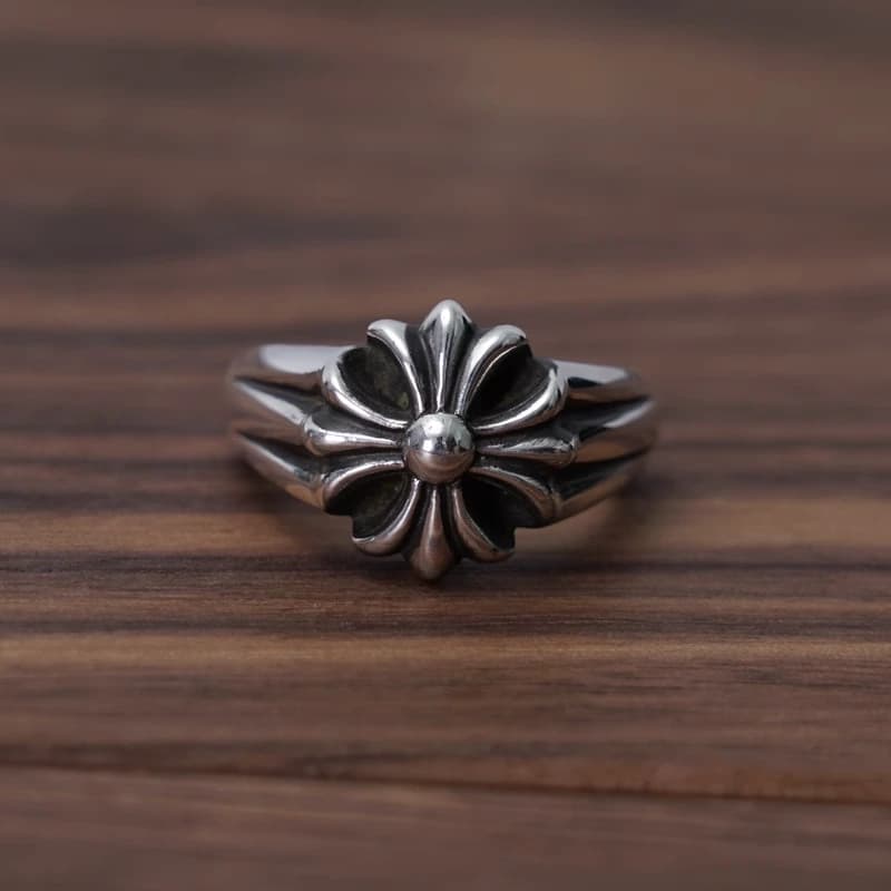 Текстура состаренного серебра кольца Chrome Hearts