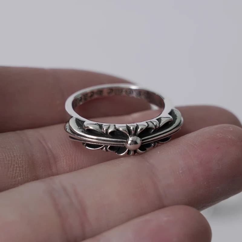 Серебряное кольцо Baby Classic Floral Cross с флористическим крестом крупным планом