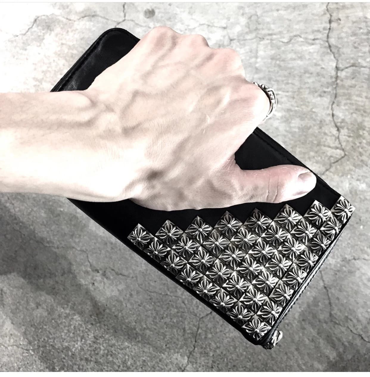 Вид на кошелек Chrome Hearts сзади