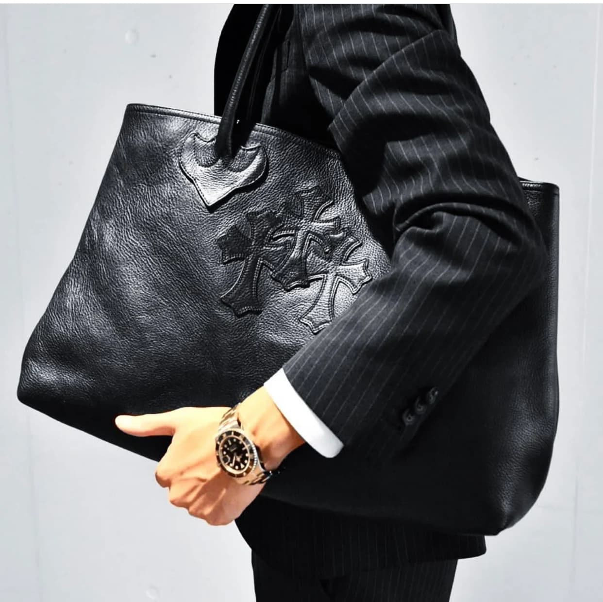 Текстура натуральной черной кожи сумки Chrome Hearts