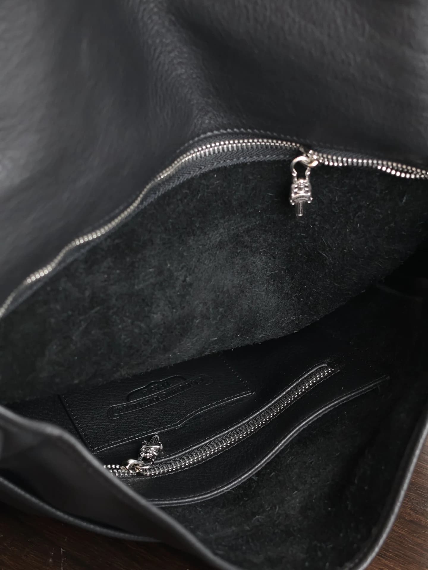 Крупный план серебряного логотипа Chrome Hearts