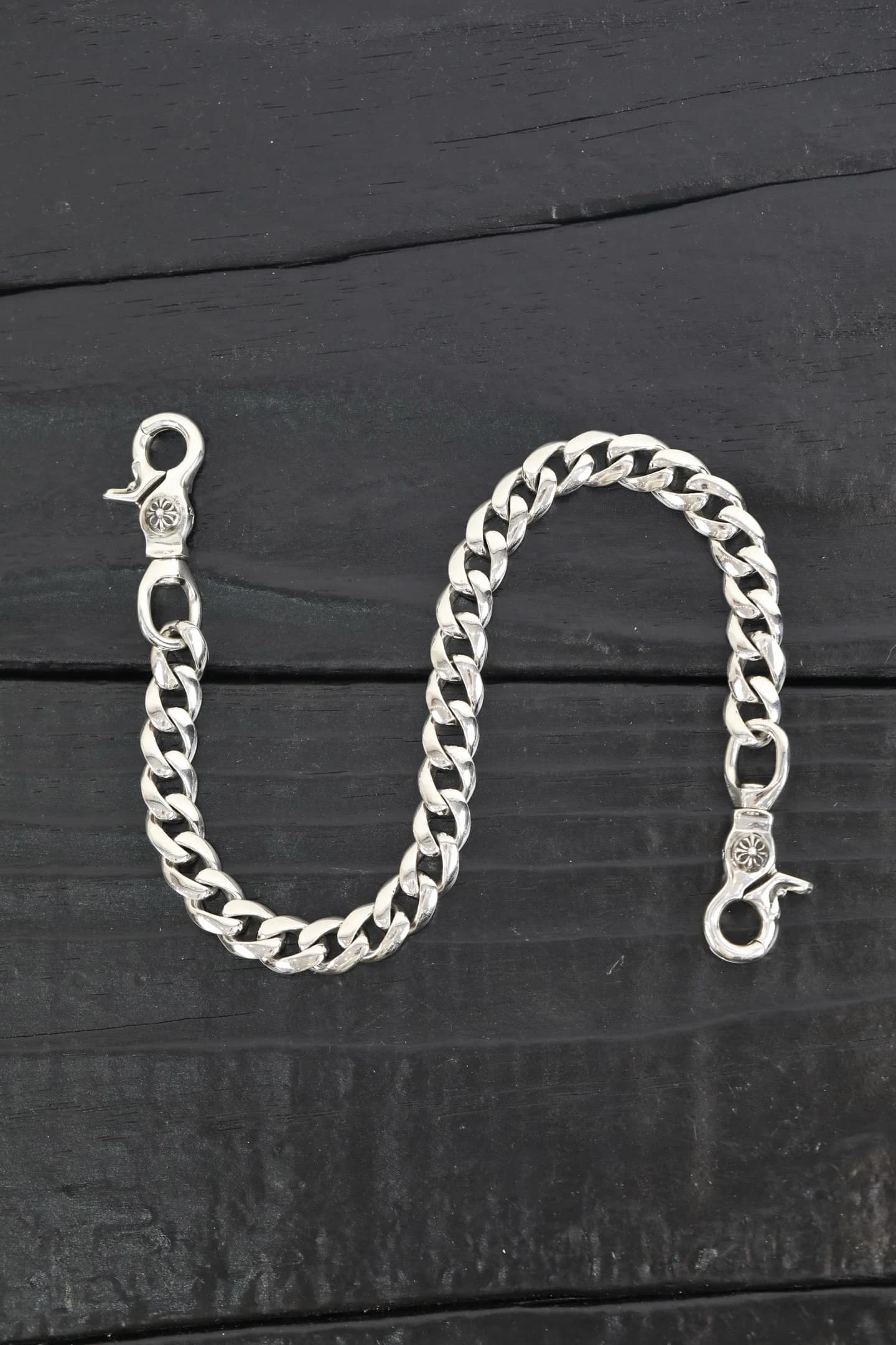 Серебряная поясная цепь Classic Wallet Chain с двумя карабинами на черном фоне