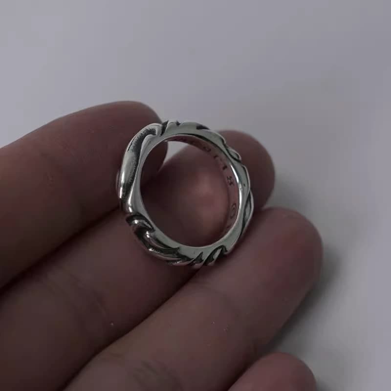 Кольцо из серебра удерживается пальцами, демонстрация ширины шинки