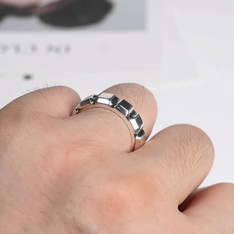 Серебряное кольцо Square Spacer на безымянном пальце руки сбоку