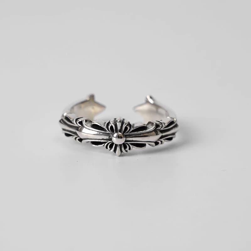 Серебряное кольцо Baby Double Floral Cross спереди на белом фоне