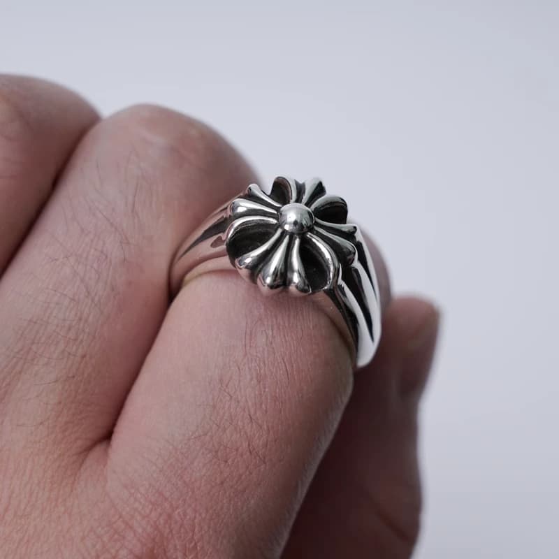 Кольцо Chrome Hearts на пальце в профиль