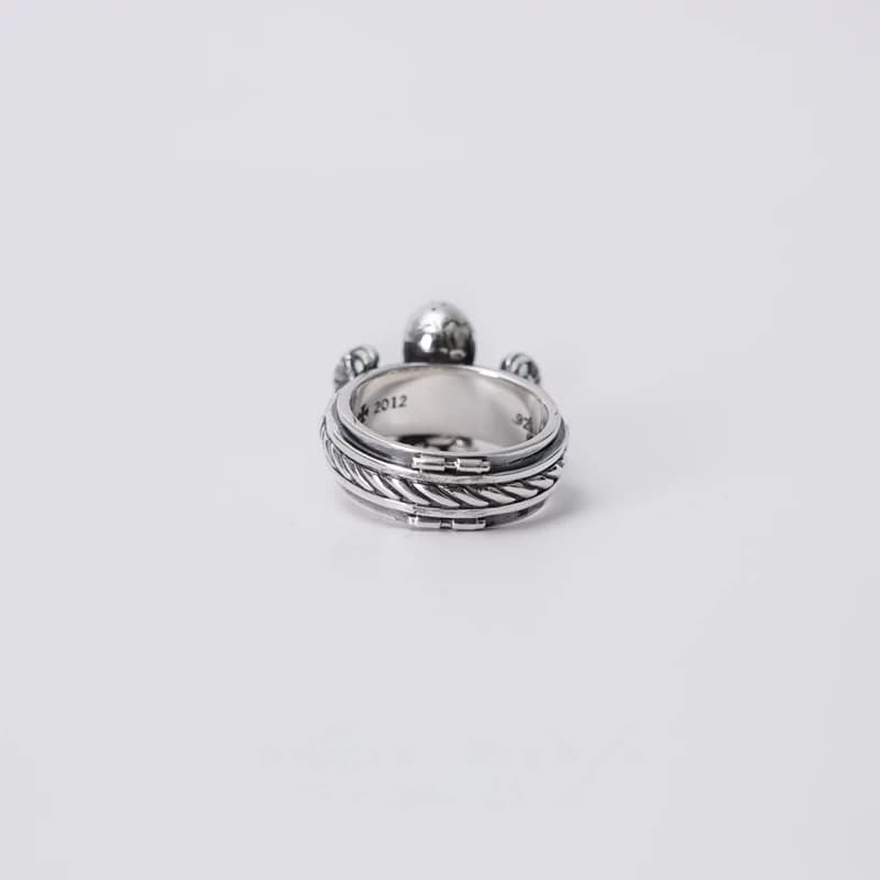 Ракурс сверху на серебряное кольцо с гравировкой Foti by Chrome Hearts
