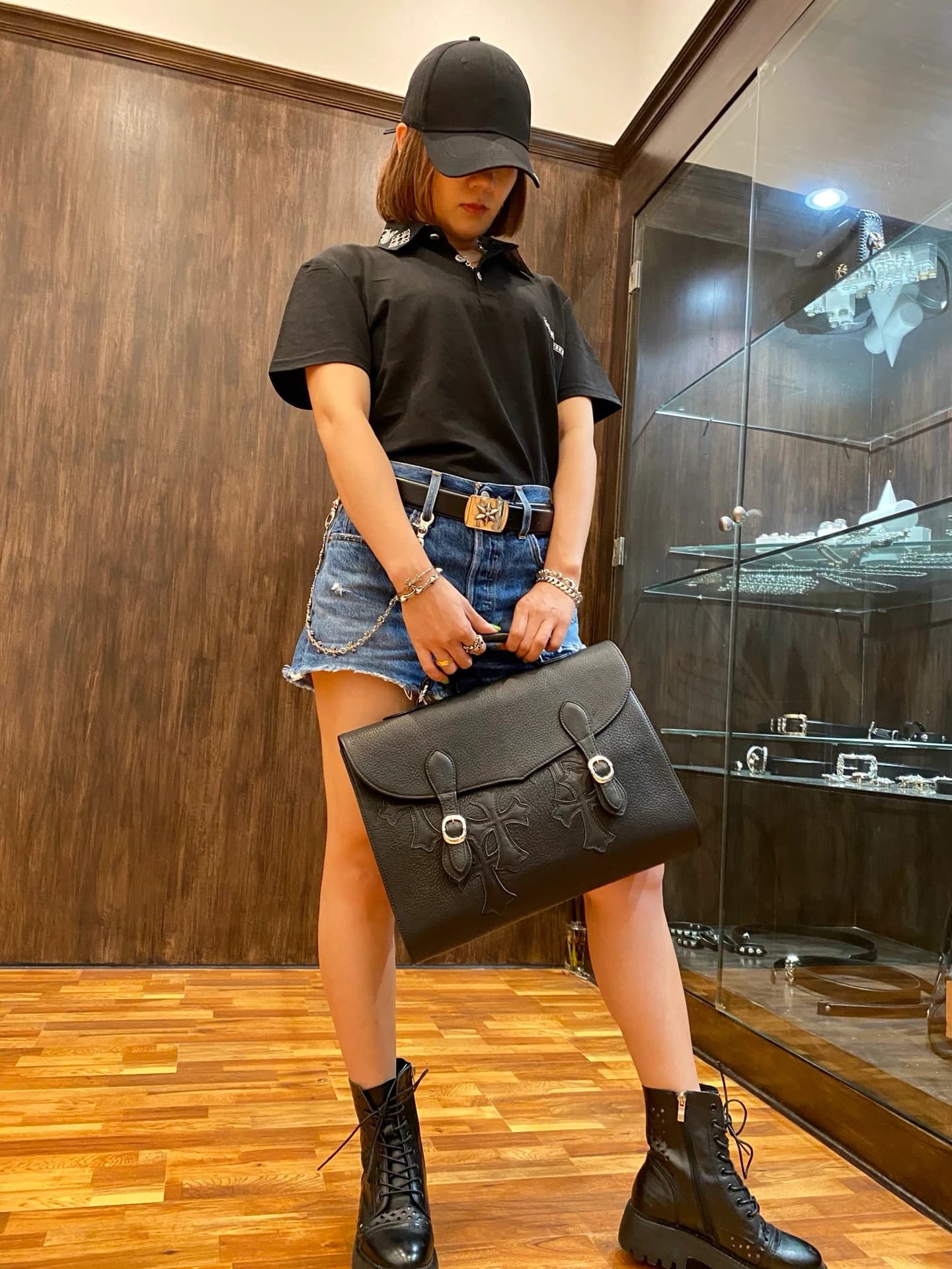 Вид на фурнитуру с логотипом Chrome Hearts
