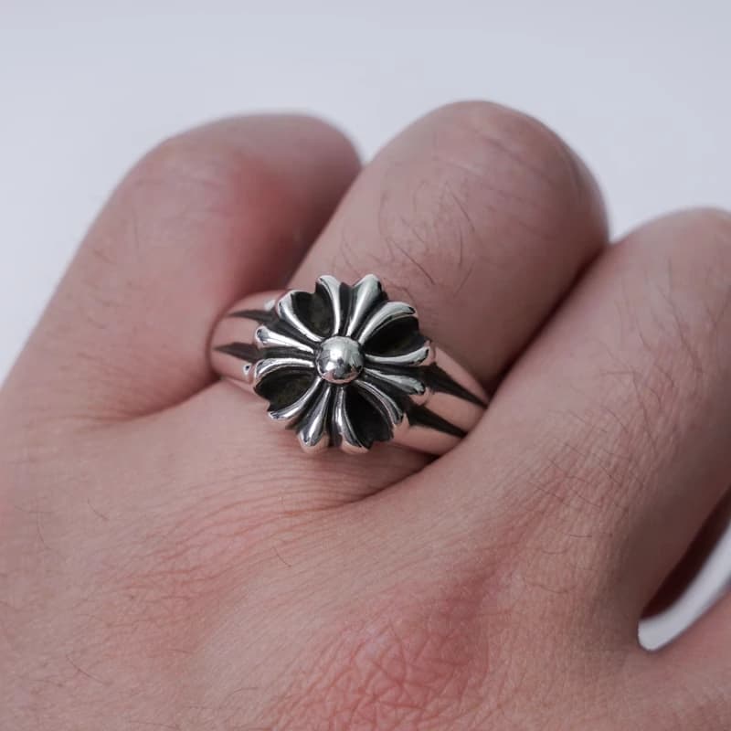 Вид на массивную верхнюю часть кольца Chrome Hearts
