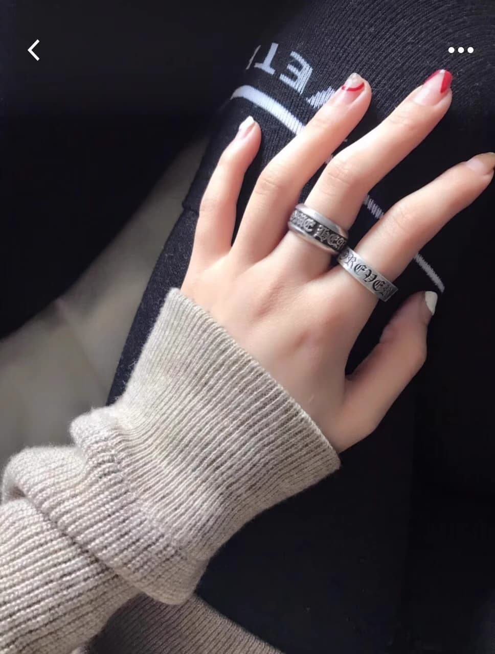 Серебряное кольцо на пальце женской руки