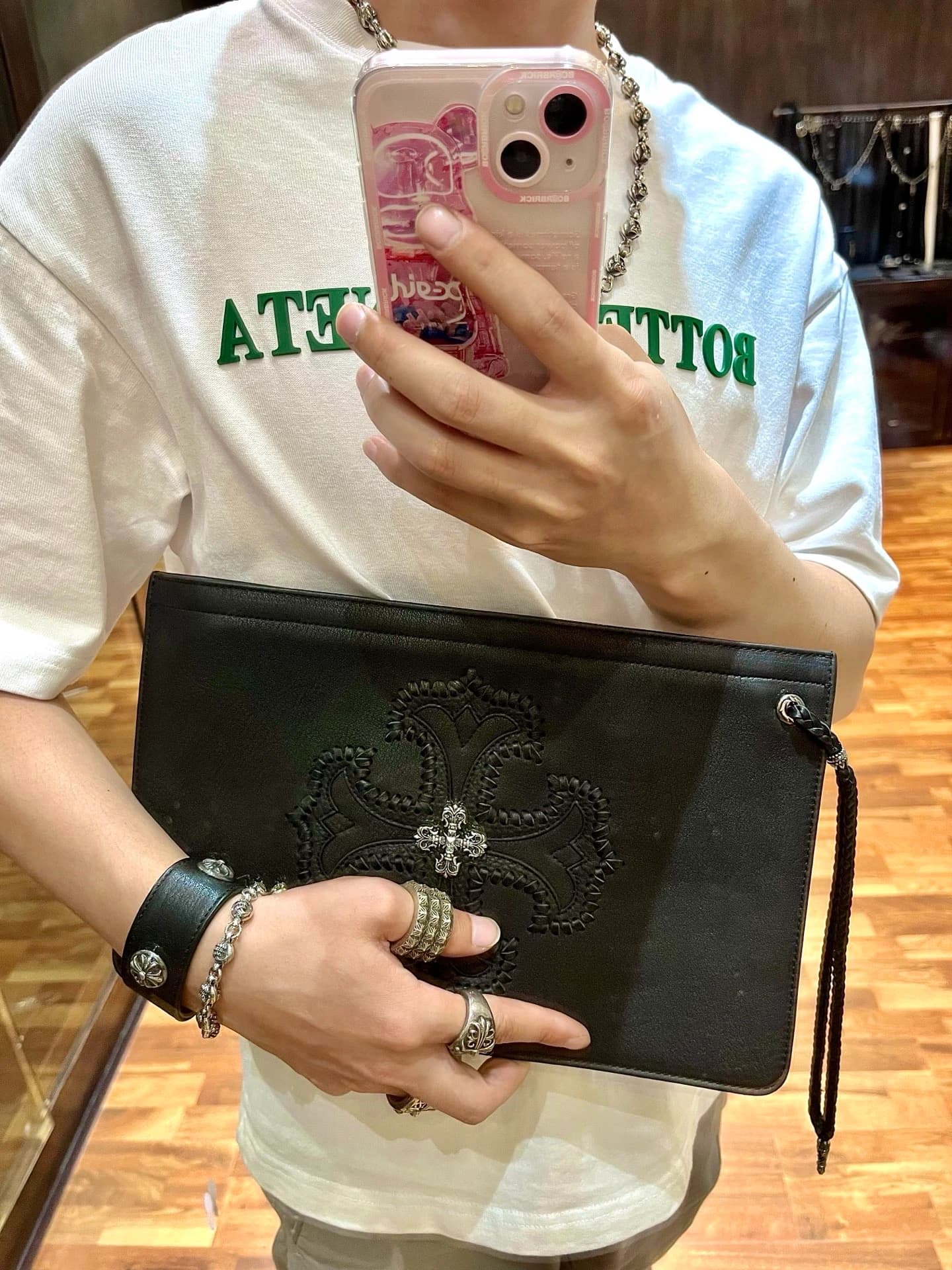 Внутренняя отделка и подкладка клатча Chrome Hearts