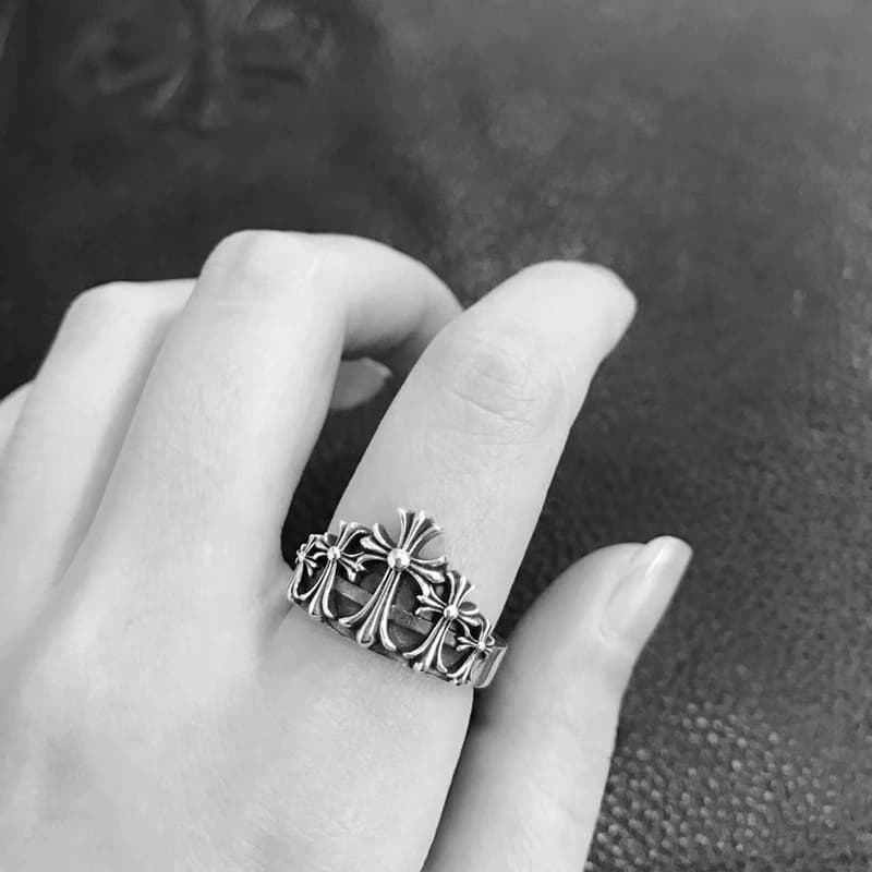 Серебряное кольцо Cross Crown на указательном пальце руки