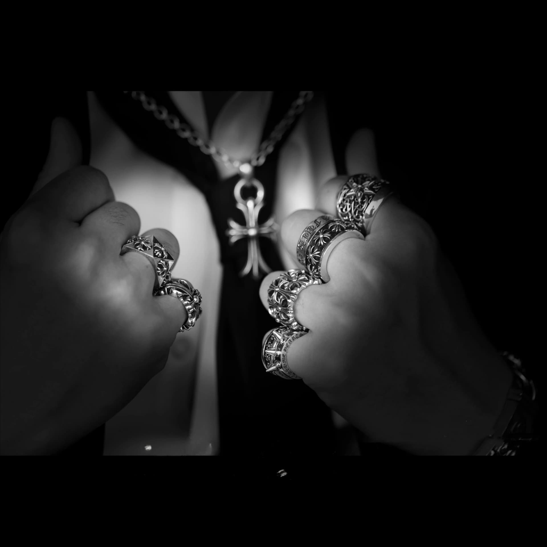 Серебряное кольцо Cemetery Ring на руках владельца, перекрещенные пальцы, чёрно-белое фото