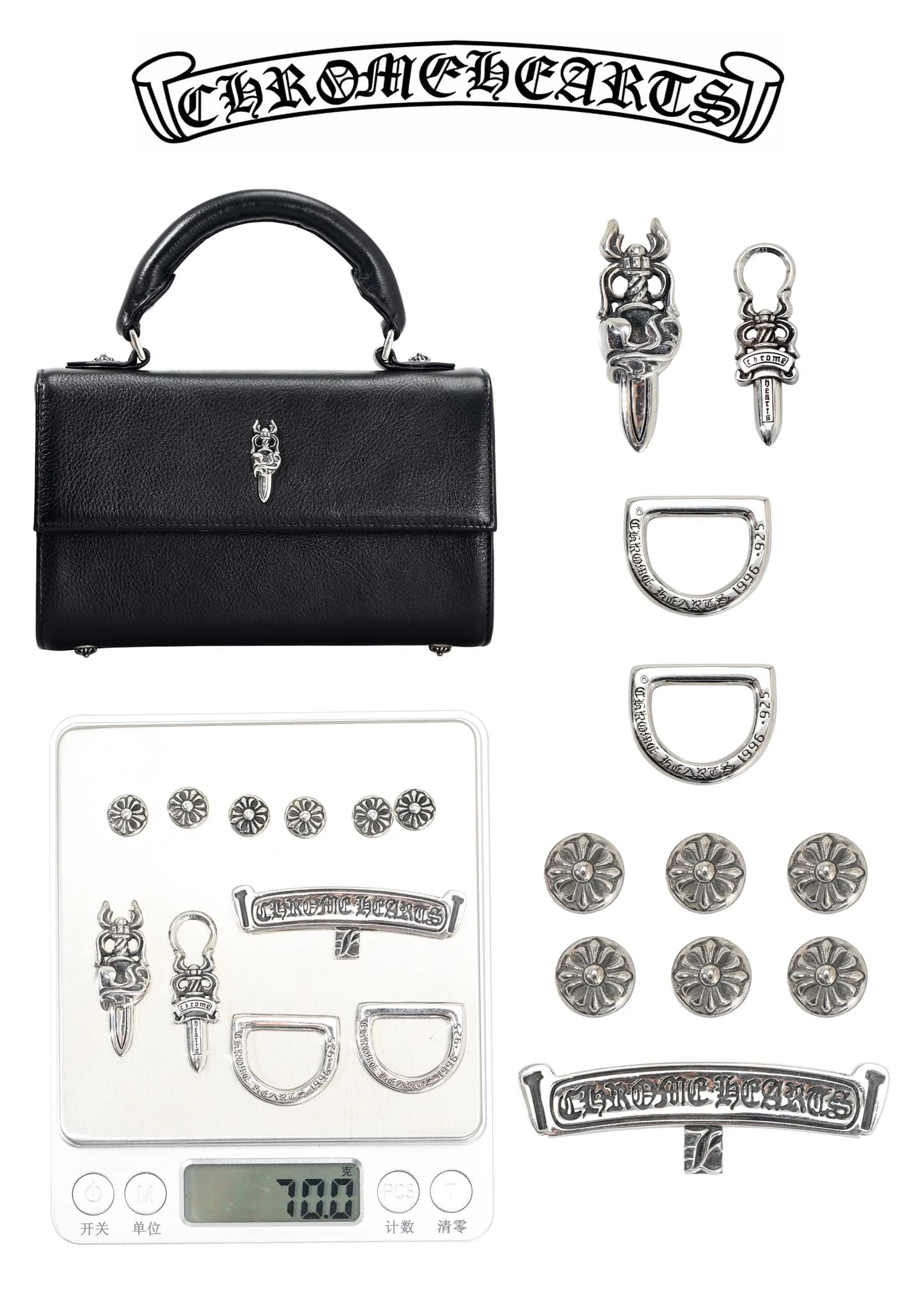 Вид спереди на черную сумку Chrome Hearts