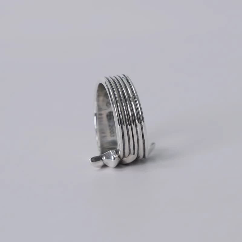 Серебряное кольцо 720 Cross Tail, вид сбоку на многослойные линии шинки