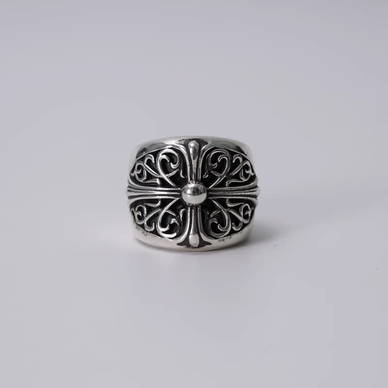 Серебряное кольцо Classic Oval с рельефным крестом, фронтальный ракурс