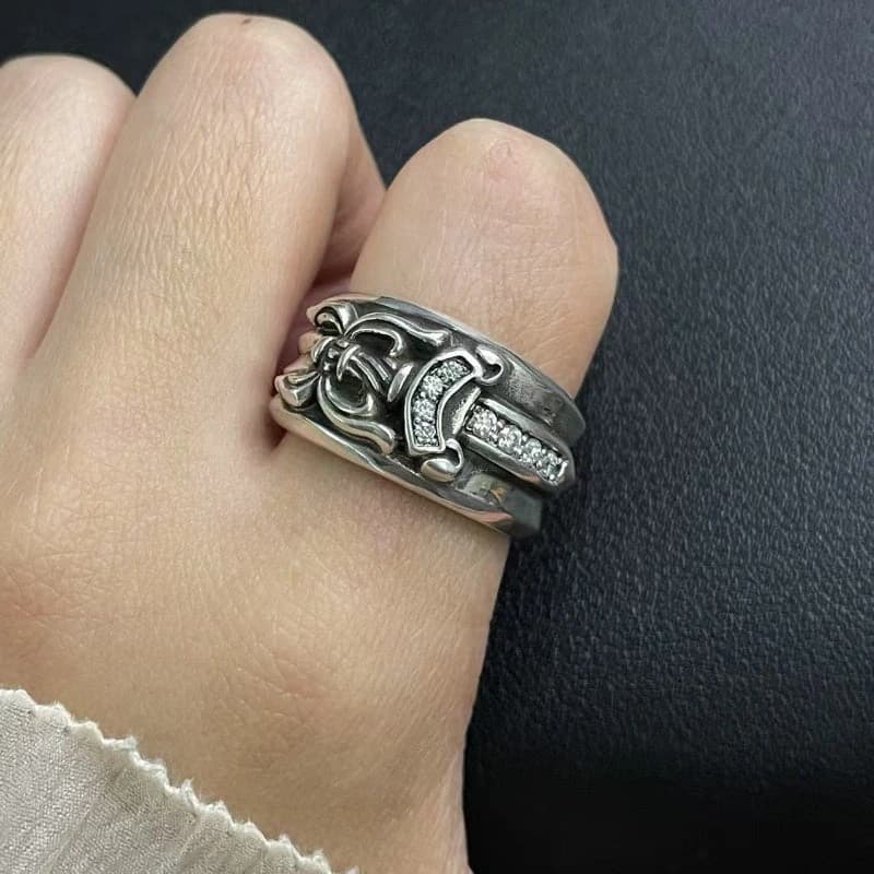 Массивное серебряное кольцо с кинжалом на руке, ракурс сверху