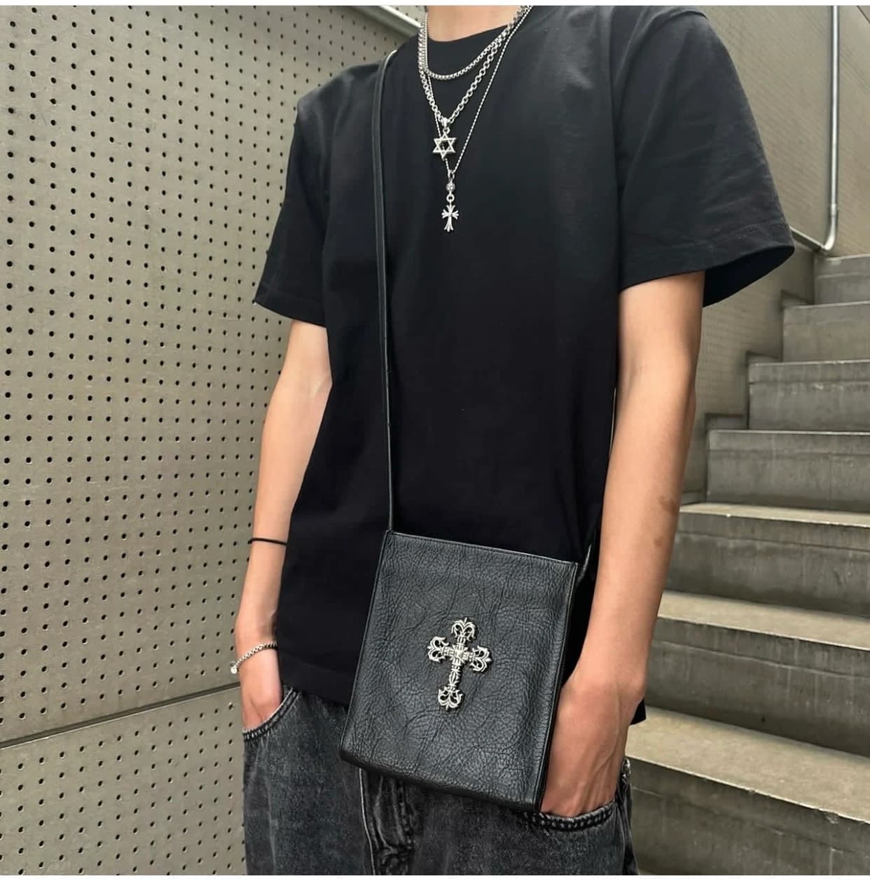 Детали кроя и швы сумки Chrome Hearts