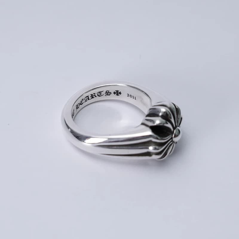 Детализированная текстура серебра кольца Chrome Hearts