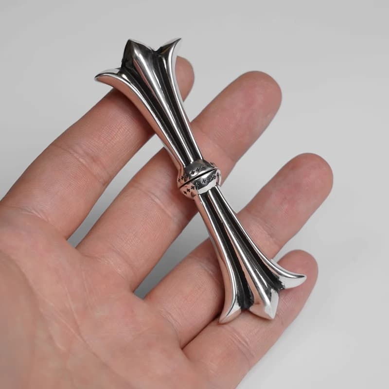 Серебряная зубочистка Cross Tail в собранном виде на ладони