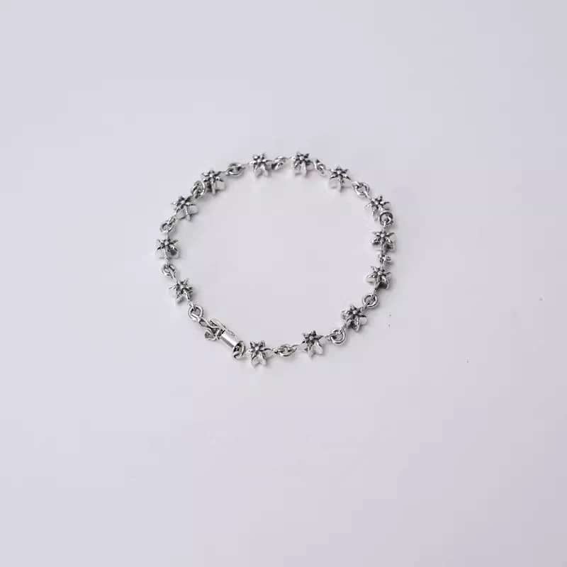 Серебряный браслет со звёздами Tiny Star, вид сверху на белом фоне