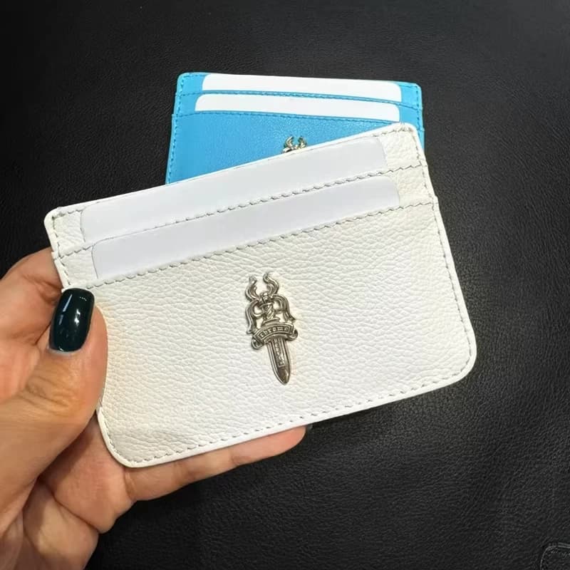 Белый кожаный картхолдер Chrome Hearts с синим кинжалом
