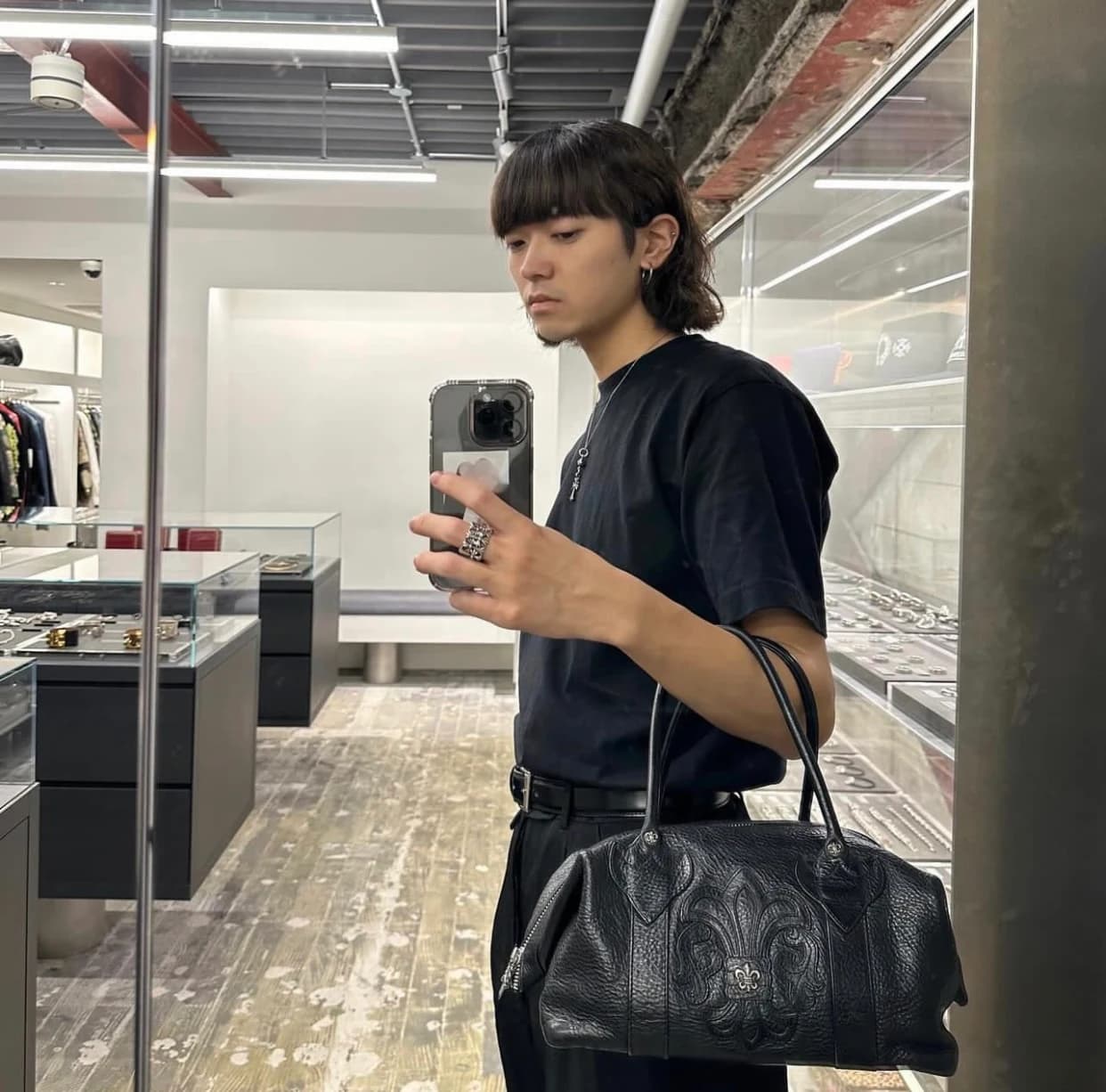 Общий ракурс сумки Chrome Hearts на светлом фоне