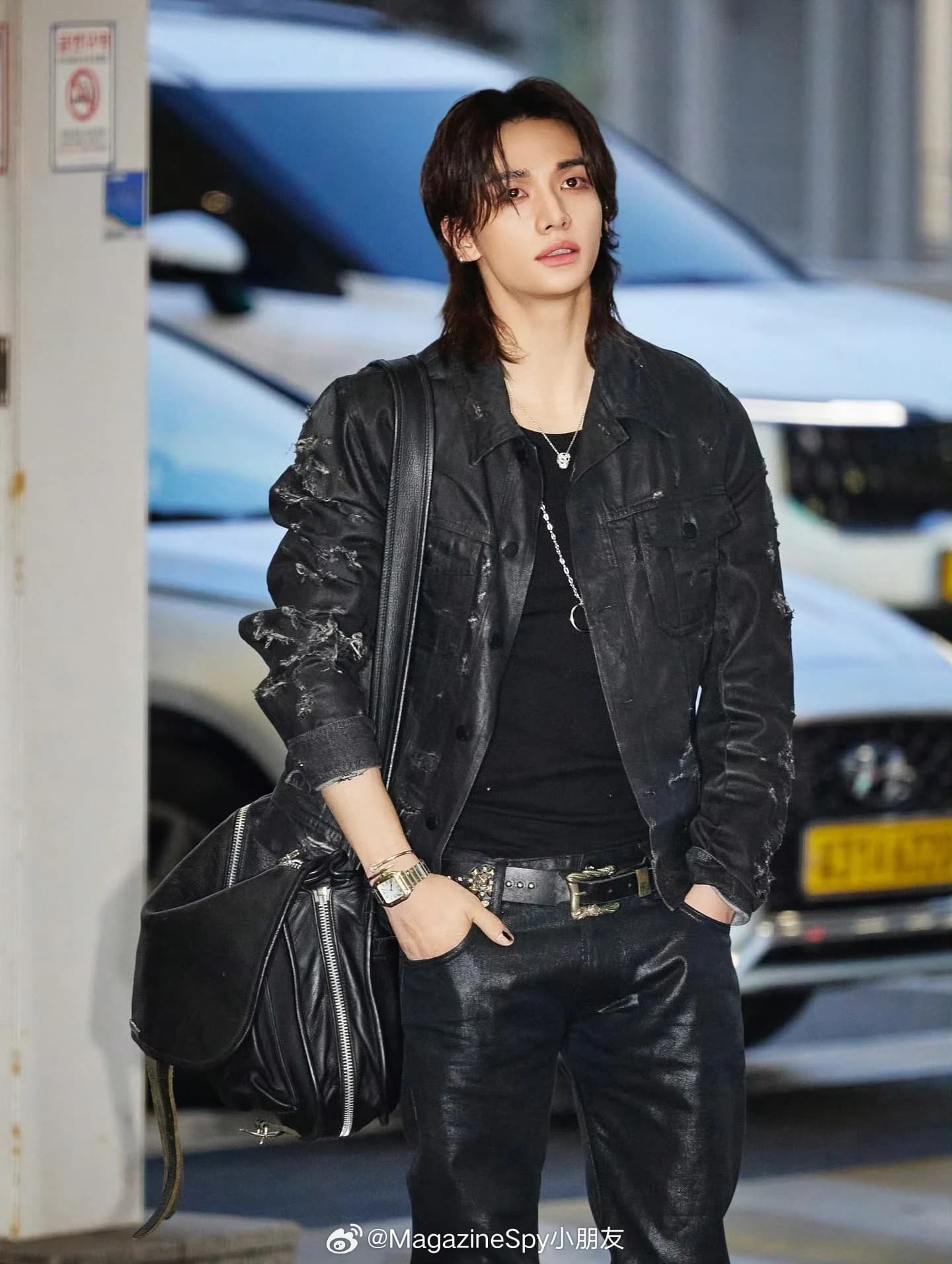 Детальный вид нижней части сумки Chrome Hearts