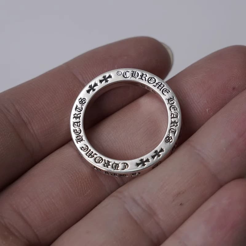 Кольцо Chrome Hearts в профиль на светлом фоне