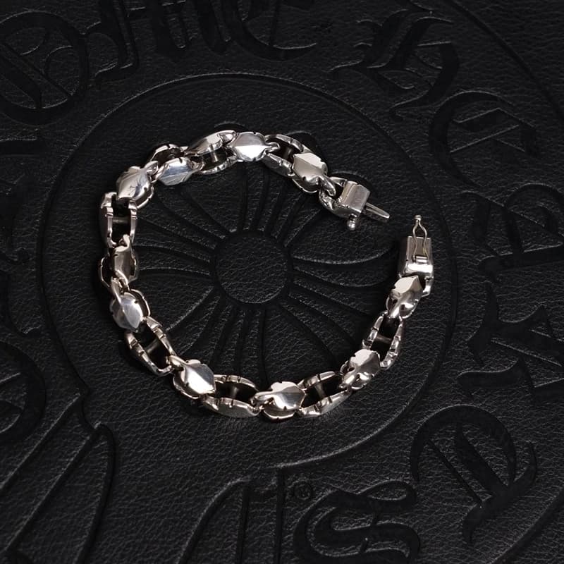 Серебряный браслет Fleur Tail, выложенный кольцом на тёмном фоне