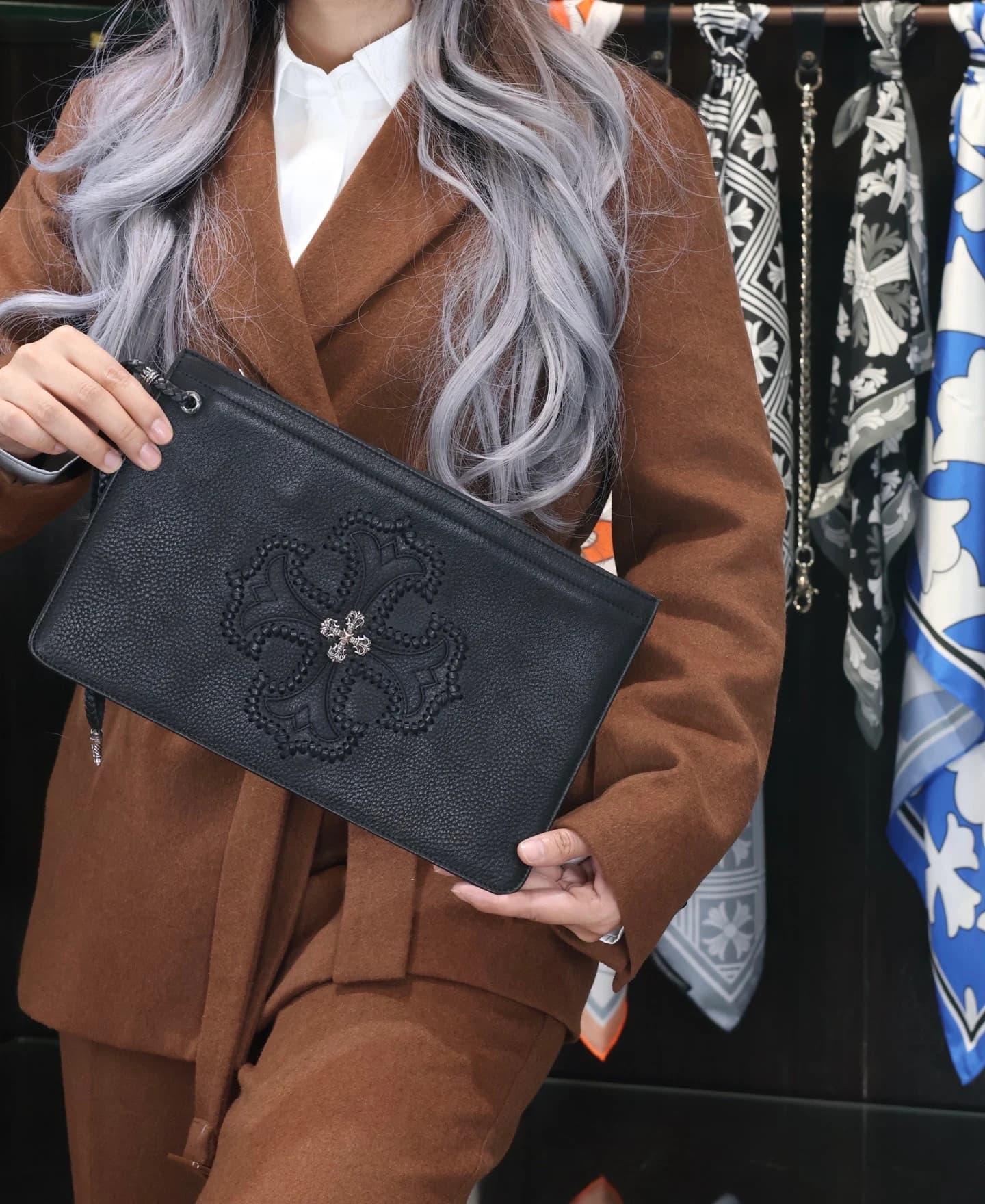 Текстура натуральной кожи и текстиля клатча Chrome Hearts