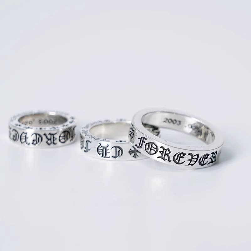 Серебряные кольца со стороны внешней гравировки CH Forever