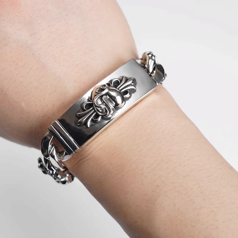Серебряный браслет Heart Insignia ID Fancy Chain на запястье, вид сбоку