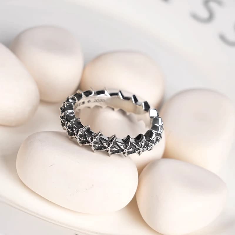 Серебряное кольцо с рельефным узором на декоративных камнях