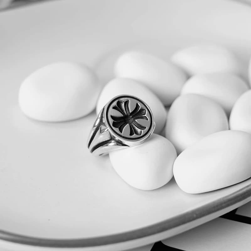 Серебряное кольцо с крестом CH Plus среди белых декоративных камней