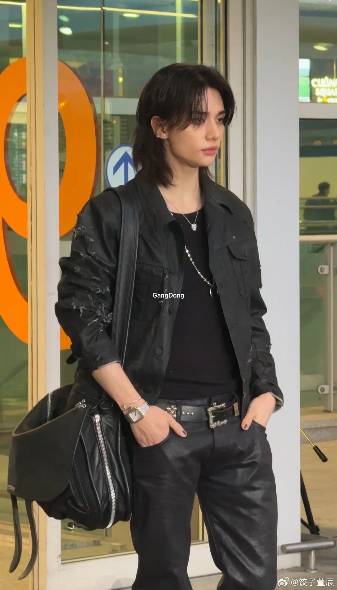 Фирменная серебряная фурнитура на сумке Chrome Hearts