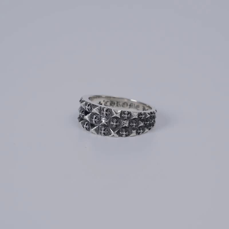 Серебряное кольцо с рельефным узором из крестов CH Plus, ракурс три четверти
