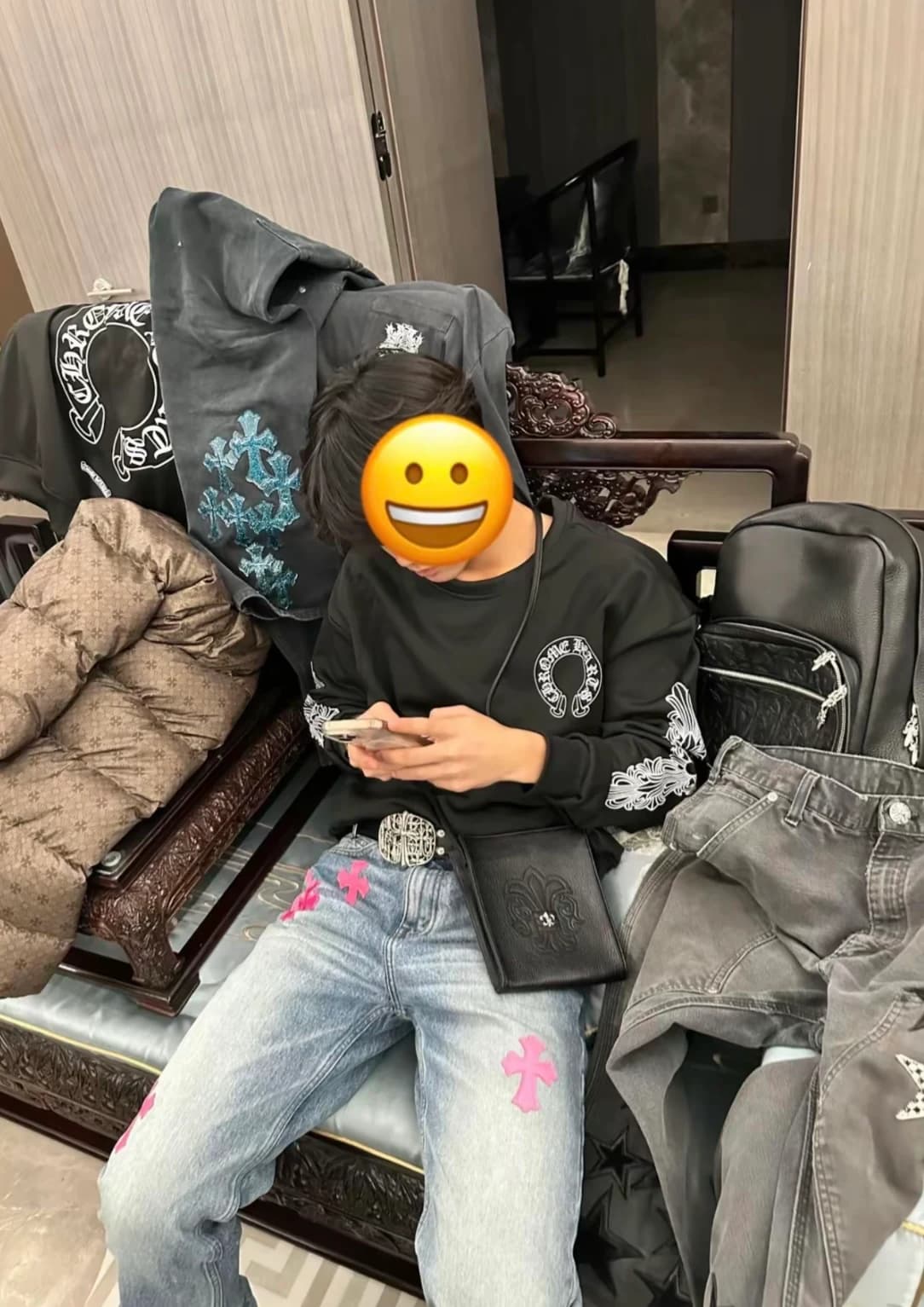 Вид спереди на сумку с серебряной аппликацией