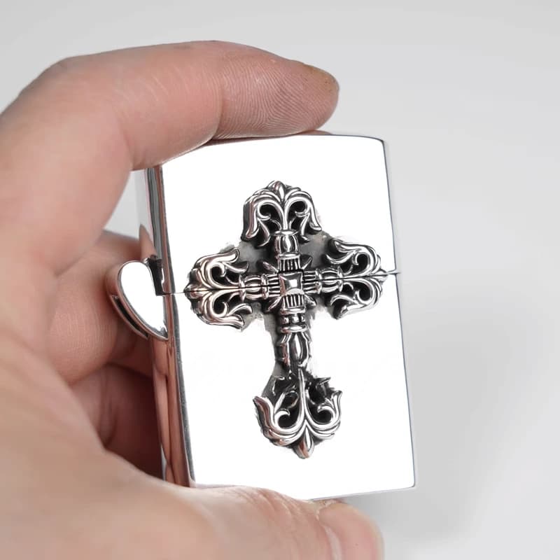 Вид спереди на зажигалку Chrome Hearts