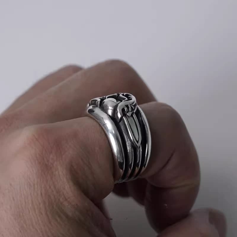Серебряное кольцо на руке с демонстрацией рельефных полос на шинке