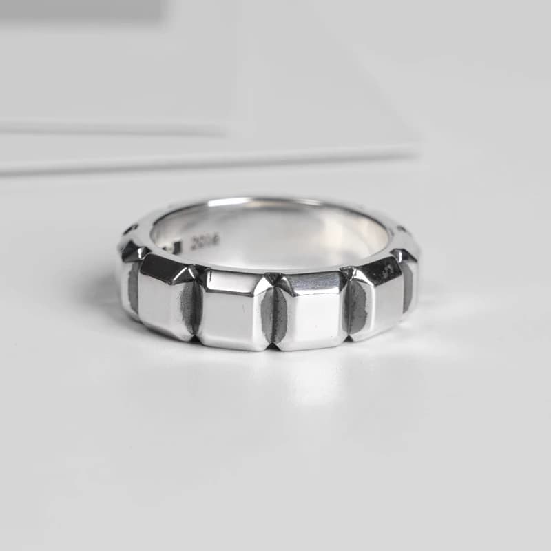Серебряное кольцо Square Spacer, вид сбоку на белом фоне