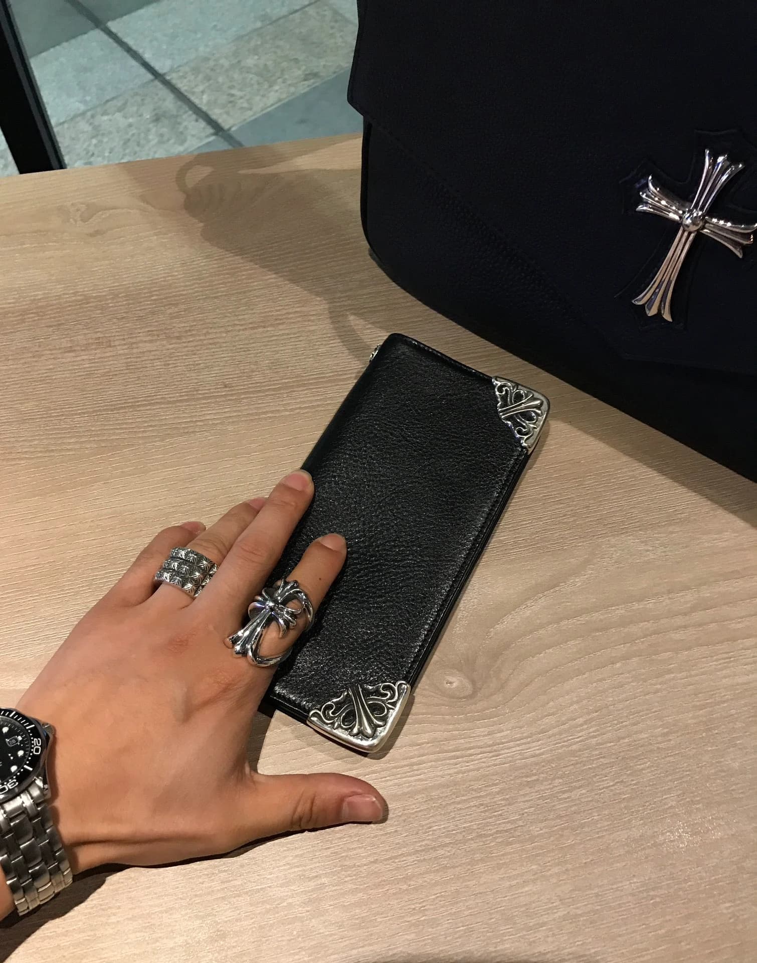 Черный кошелек Chrome Hearts с серебряной застежкой