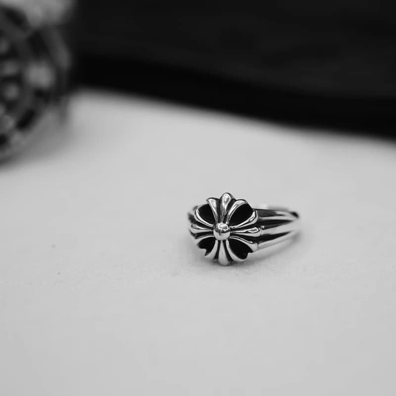 Вид сбоку на резной узор кольца Chrome Hearts