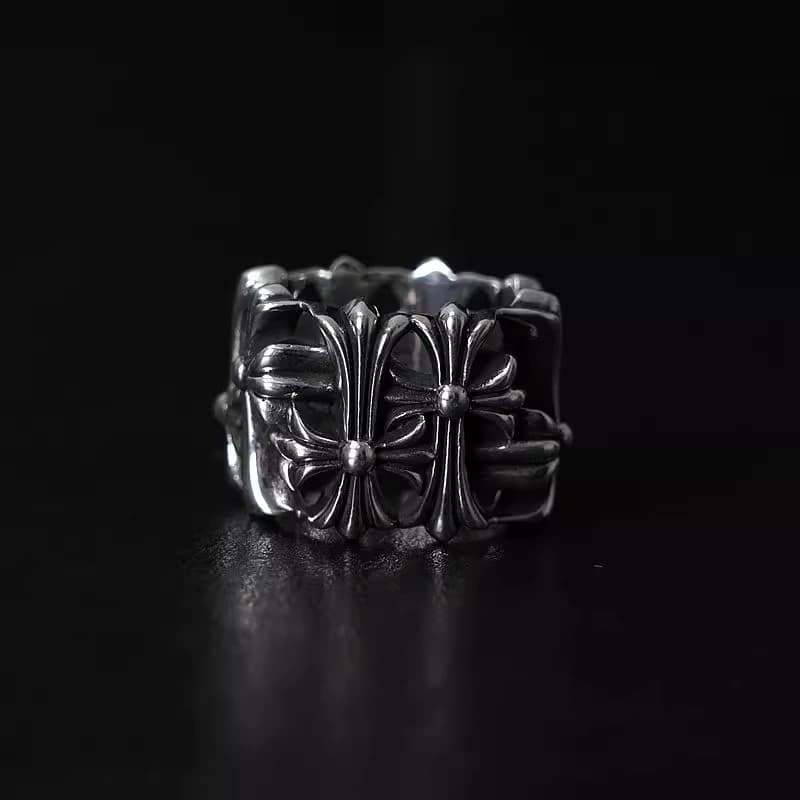 Серебряное кольцо с крестами квадратного силуэта на тёмном фоне