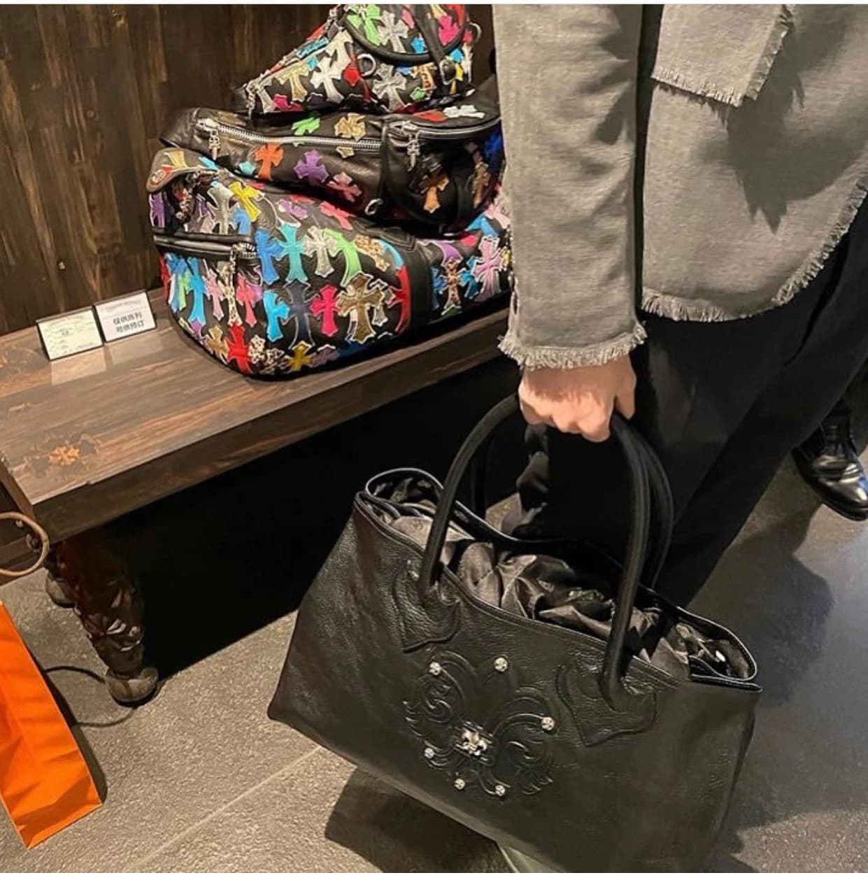 Вид на ручки сумки Chrome Hearts сверху