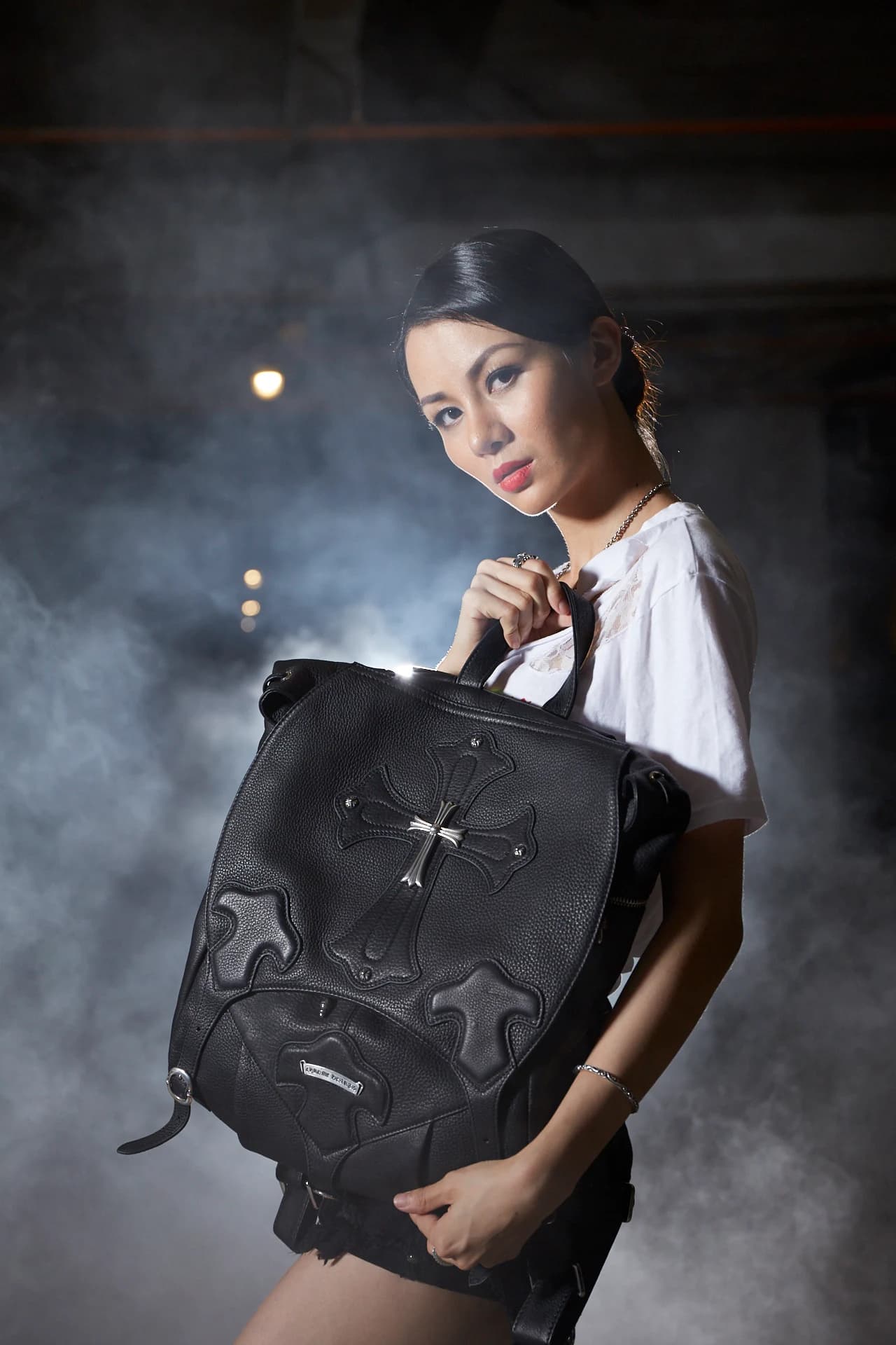 Фирменный логотип Chrome Hearts на коже